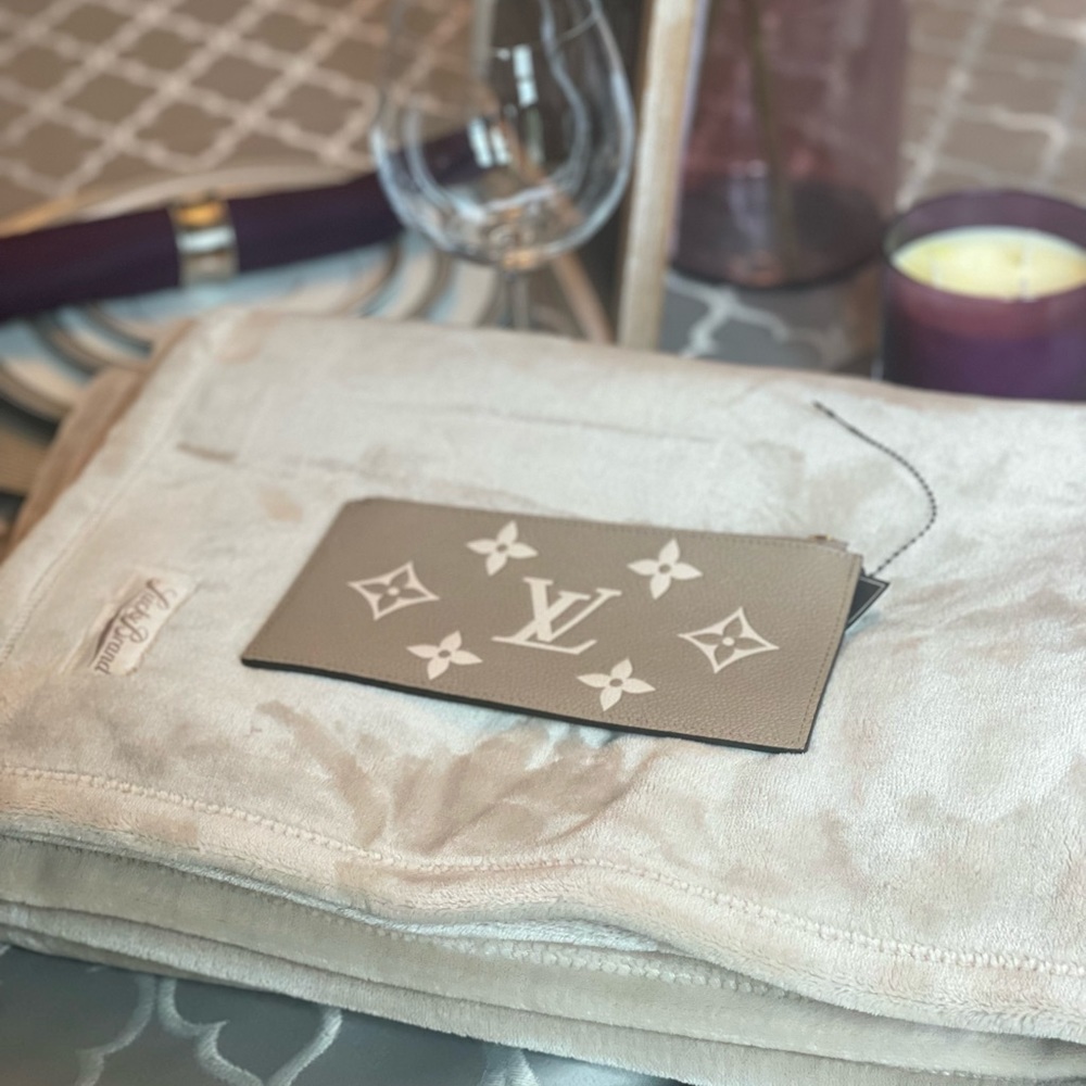 Authentic and Gently loved Louis Vuitton( genuine) bone colored wallet. - Picture 3 of 3